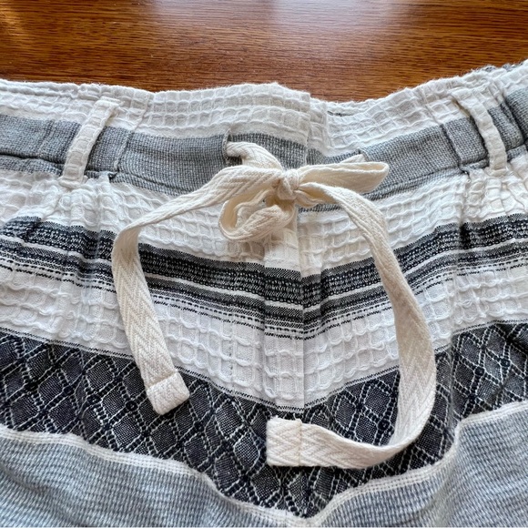 ⭐️ Lou & Grey The Loft Striped Drawstring Tie Front Summer Shorts - Picture 4 of 11